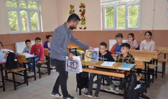Elazığ'dan Beytüşşebaplı öğrencilere kırtasiye yardımı