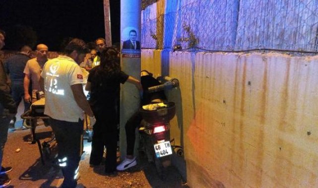 Elektrik direği ile istinat duvarı arasına sıkışan motosikletli öldü