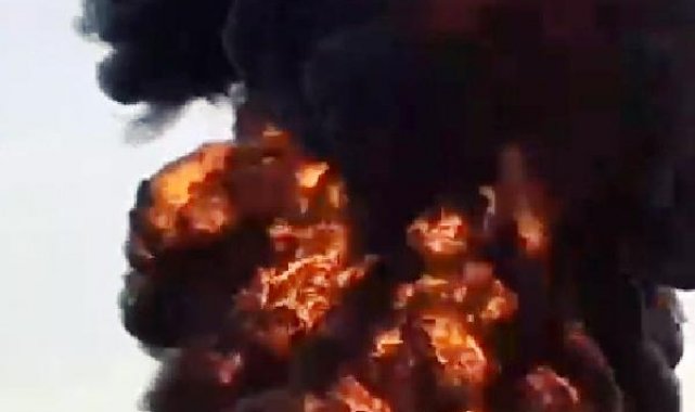 Elyaf yüklü TIR'ın dorsesi alev alev yandı