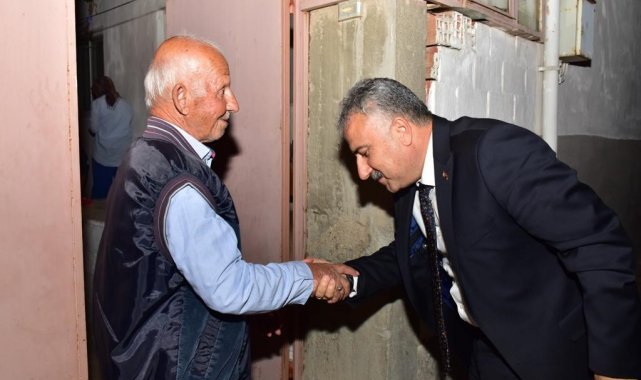 Emniyet Müdürü Aktaş şehit babasını ziyaret etti, elini öptü