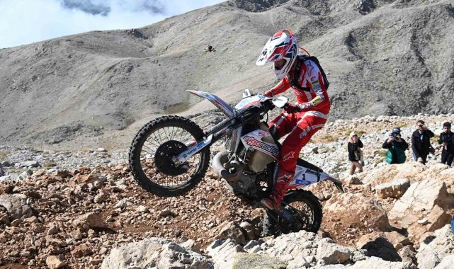 Endurocular deniz seviyesinden 2 bin 365 metre yükseklikteki Tahtalı Dağı'nın zirvesine çıktı