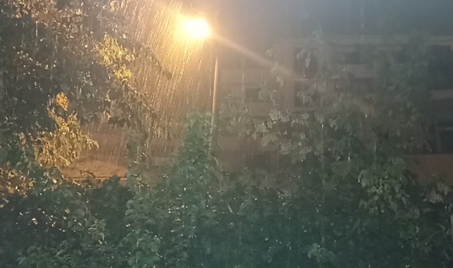 Erciş'te sağanak ve dolu etkili oldu