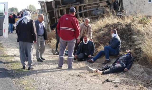 Erzurum'da takla atan kamyonet duvara çarptı: 1'i ağır 7 yaralı