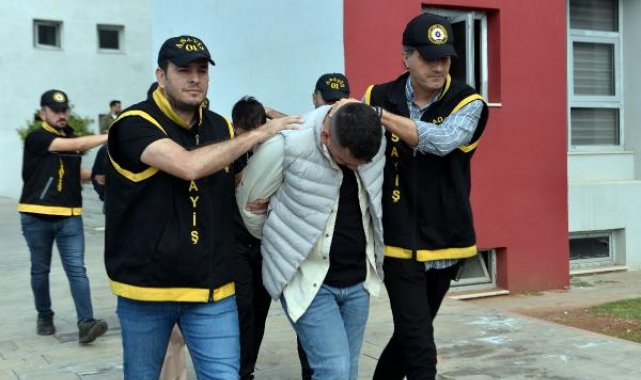 Eşcinsel ilişki vaadiyle buluştukları gencin banka hesabındaki parasını gasbettiler