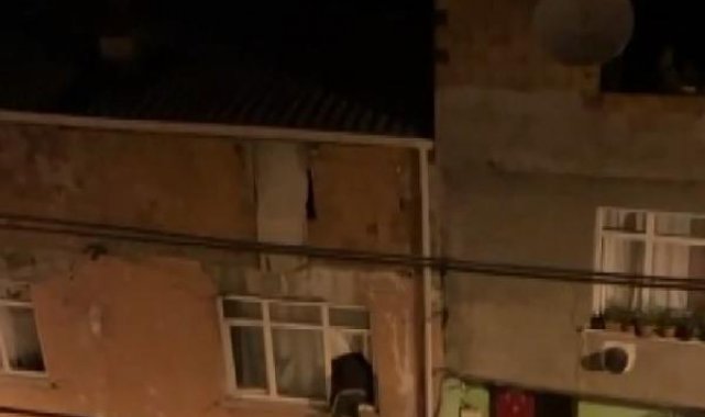Esenler'de hırsızların eve girdiği anlar cep telefonu kamerasında