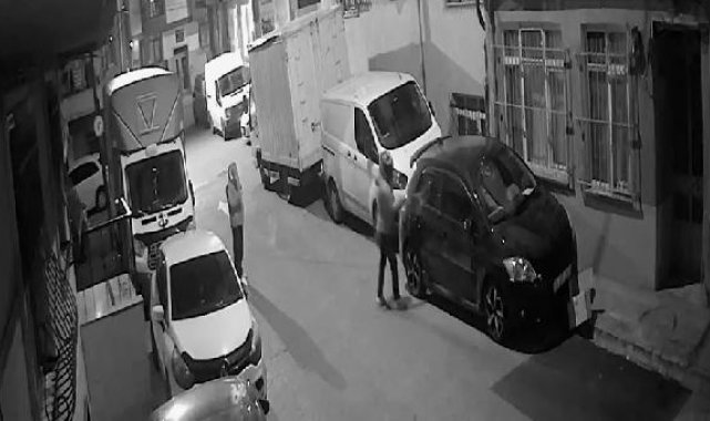 Esenler'de park halindeki otomobile saldırı; biri parçaladı diğeri kaydetti