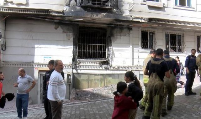 Esenyurt'ta 4 katlı binada yangın: 4 kişi hastaneye kaldırıldı