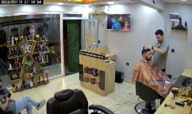 Esenyurt'ta müşterinin saçı kurutulurken fön makinesinin alev alması kamerada