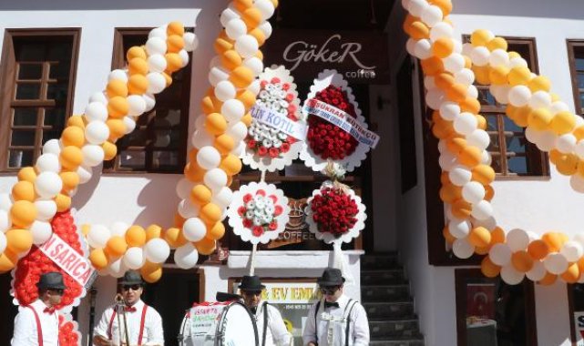 Eski vekilin açtığı kafenin gelirleri öğrencilere burs olacak
