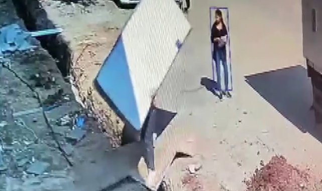 Ev eşyası taşırken alt yapı çukuruna düştü