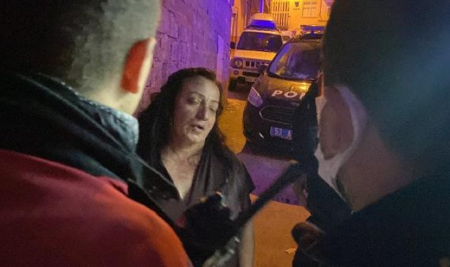 Evde çıkan yangından kurtarıldı, sağlık ekiplerine zorluk yaşattı