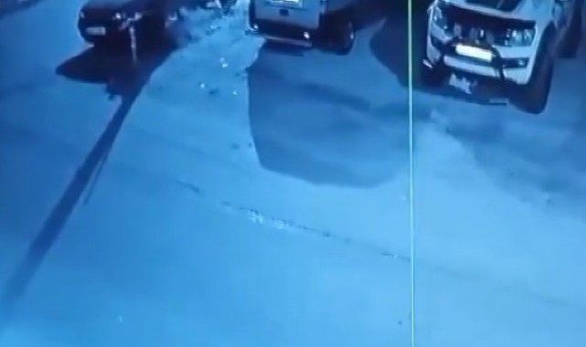 Evin önünde araç lastiğini ateşe verdi, arkasına bakmadan böyle kaçtı