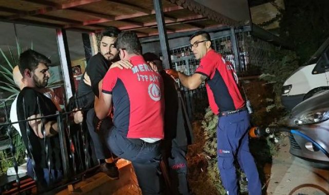 Evine balkondan girmek isterken, korkuluk demirlerinin üstüne düştü