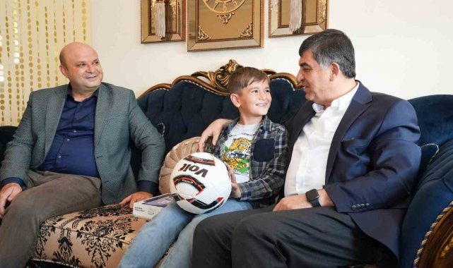 Fadıloğlu'ndan Ali Kaan'a tablet ve futbol topu