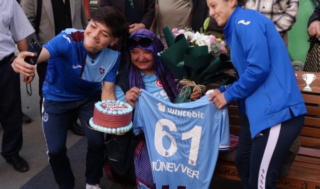 Fanatik Trabzonspor taraftarı Münevver Taflan'a doğum günü sürprizi