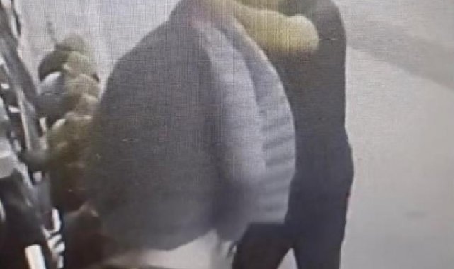 Fatih'te montu cansız mankenle çalmaya kalktı işyeri sahibine yakalandı