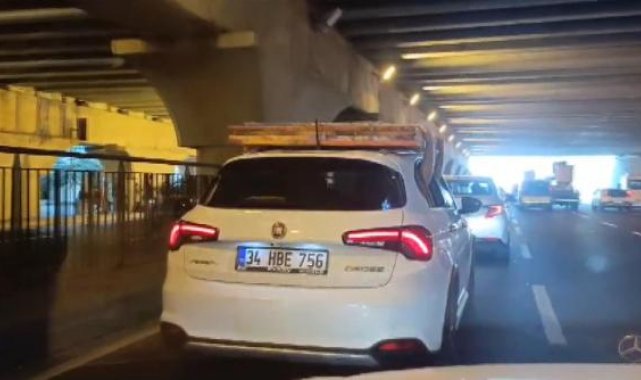 Fatih'te otomobil tavanında tehlikeli taşımacılık kamerada