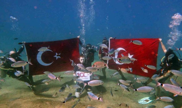 Fethiye'de Cumhuriyet'in 100. yılı deniz dibinde kutlandı