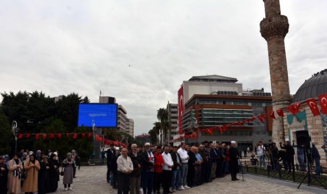 Filistin'de hayatını kaybedenler için İzmir'de gıyabi cenaze namazı kılındı