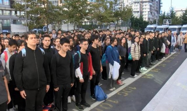 Filistin'de hayatını kaybedenler için okullarda saygı duruşu