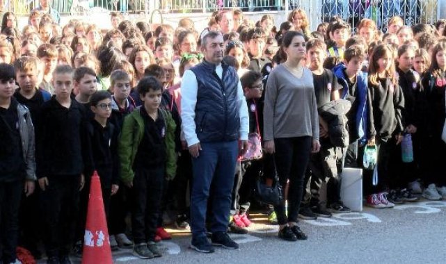 Filistin'de ölenler için okullarda saygı duruşu