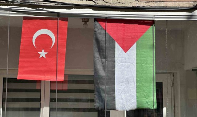 Filistin'e destek için balkonuna bayrak astı