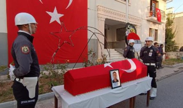 Foça'da görevi başında vefat eden polisin naaşı, memleketine uğurlandı