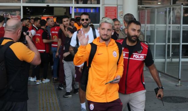 Galatasaray, Antalya'da 'Aşkın olayım' tezahüratlarıyla karşılandı