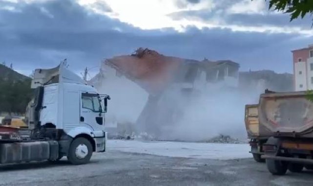 Gaziantep'te ağır hasarlı 4 katlı okul, yıkım sırasında çöktü