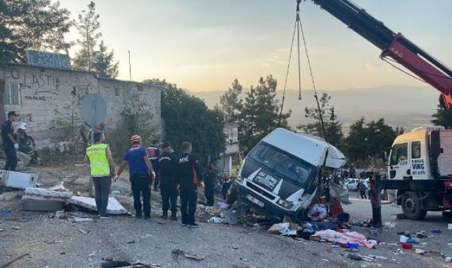Gaziantep'te kamyon kırmızı ışıkta bekleyen 3 araca çarptı: 5 ölü, 17 yaralı