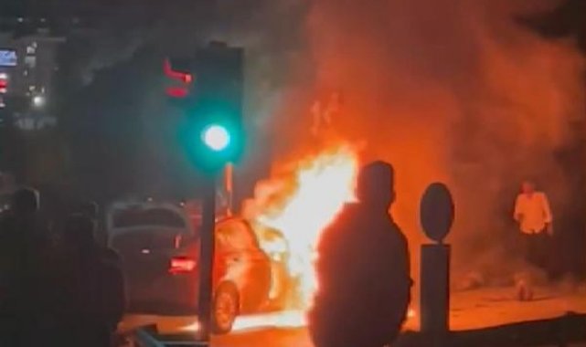 Gaziosmanpaşa'da çarpışan taksi ile motosiklet alev alev yandı: 1 ölü 1 yaralı