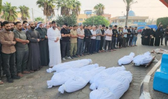 Gazze'de hayatını kaybedenlere toplu cenaze törenleri