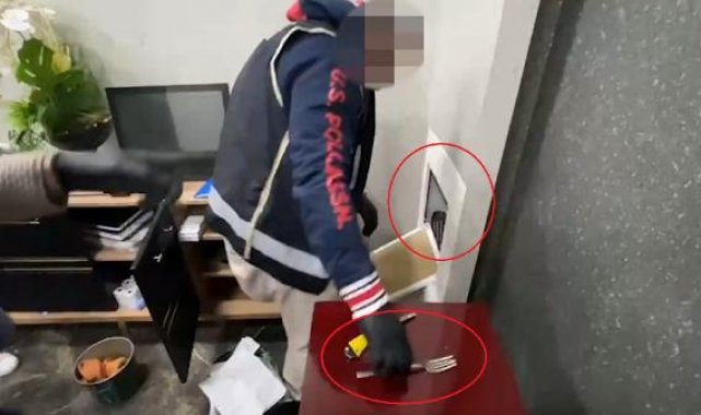 Gece kulübünde duvardaki gizli bölmeden uzun namlulu silah çıktı