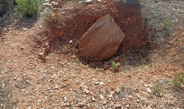 Gediz'de tarihi mezarların bulunduğu alan defineciler tarafından tahrip edildi