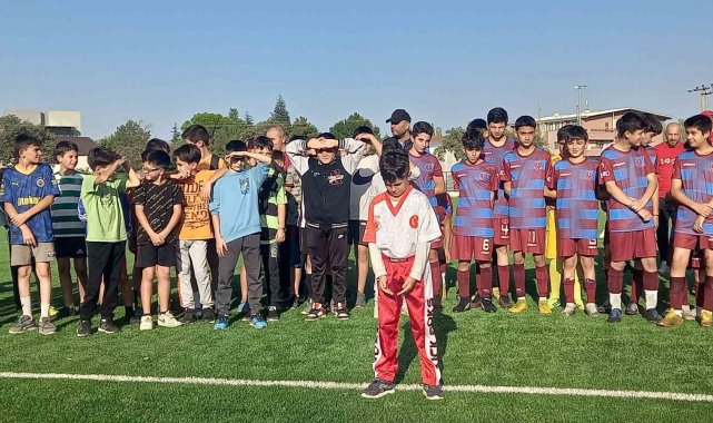 Gediz'de yenilenen stadyum hizmete sunuldu