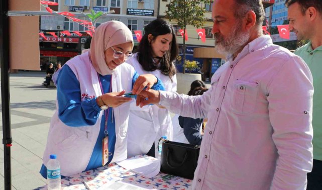 Geleceğin doktorlarından Rize meydanında sağlık taraması