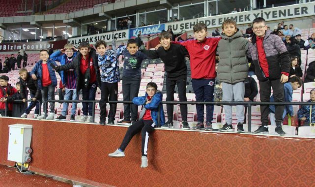 Geleceğin futbolcularından yeşil sahadaki abilerine tribün desteği