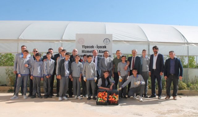 Geleceğin seracıları meslek liseliler kurdukları serada sebze meyve yetiştiriyor