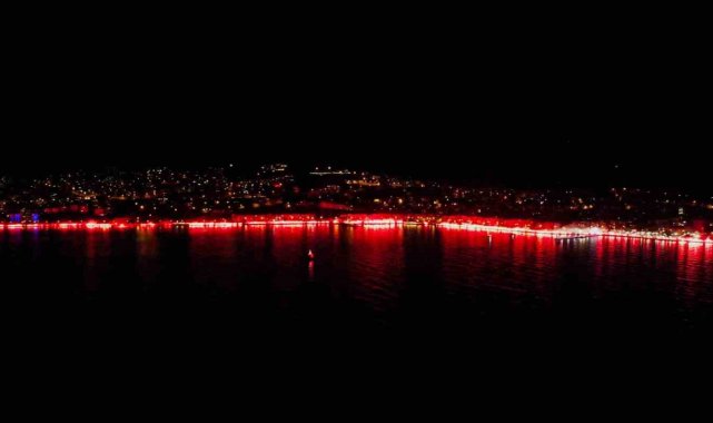 Gemlik'te binlerce meşale Cumhuriyet için yakıldı