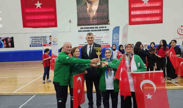 Gençler ve yaşlılar bocce müsabakasında karşılaştı