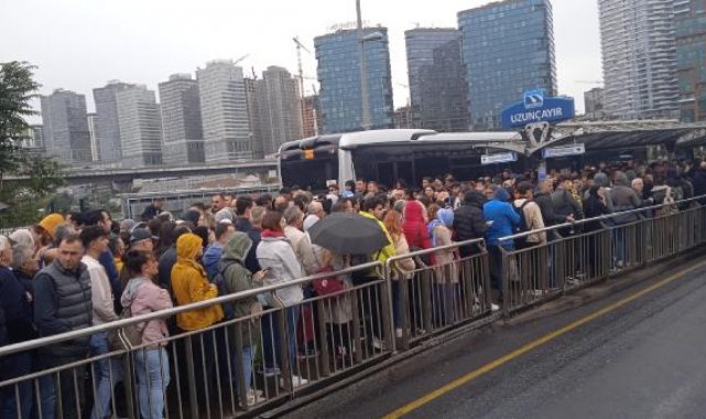 Geniş haber Uzunçayır'da metrobüs kazası :3 yaralı