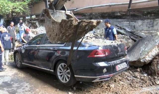 geniş haber - Zeytinburnu'nda istinat duvarı 4 aracın üzerine çöktü