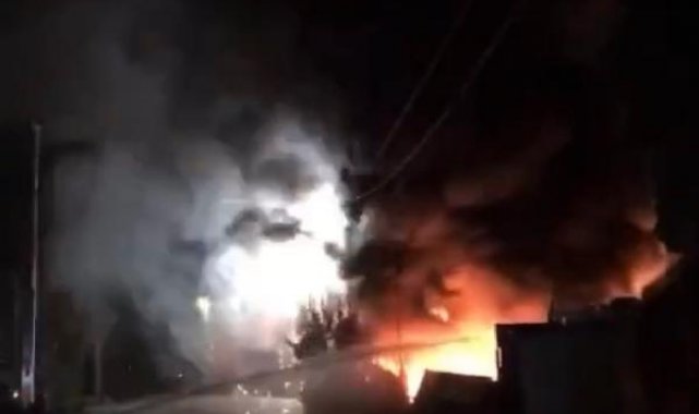 Geri dönüşüm malzemelerinin toplandığı alanda çıkan yangın, büyümeden söndürüldü