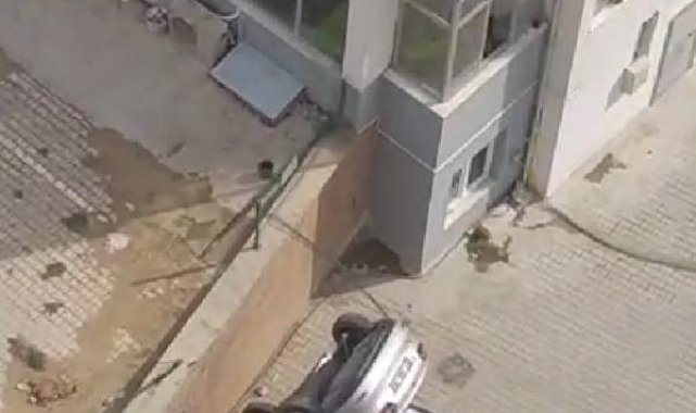 Geri yerine ileri vitese aldığı otomobiliyle otoparka düştü