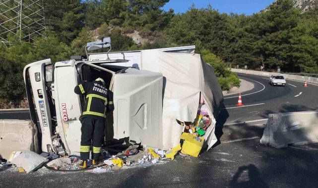 Gıda taşıyan kamyon kaza yaptı, 2 yaralı