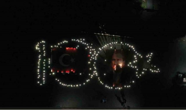 Giresun'da KYK'da kalan 300 öğrenciden ışıklı 100. yıl kutlaması