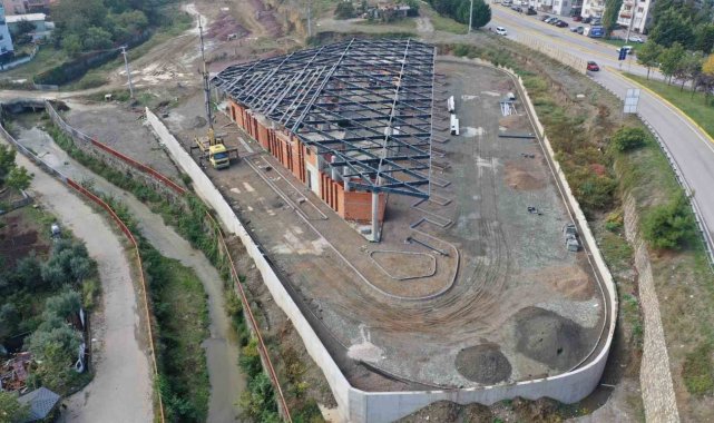 Gölcük terminalinde çatı imalatı sürüyor