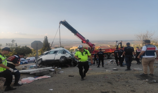 GÜNCELLEME 4 - Gaziantep'te seyir halindeki kamyon trafik ışığındaki 3 araca çarptı