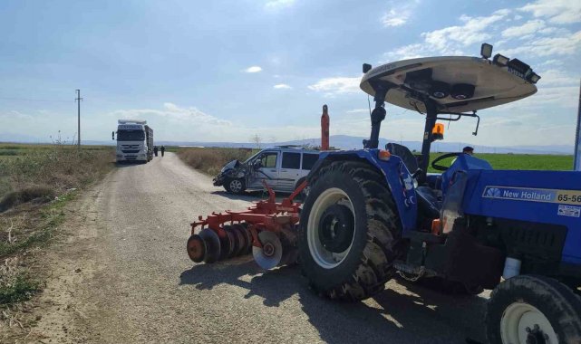 Hafif ticari araçla traktörün çarpıştığı kazada 3 kişi yaralandı