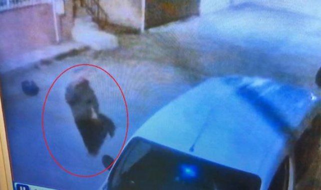Hafif ticari araçta bırakılan dolar dolu çantayı çaldı; o anlar kamerada